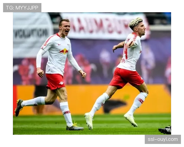 暖心一幕：莱比锡球迷向对手沃尔夫斯堡的患病小球迷赠送全队签名球衣